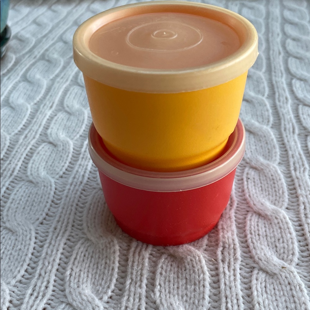 VTG Tupperware snack cups 4 oz round containers  model number 1229 with Lids